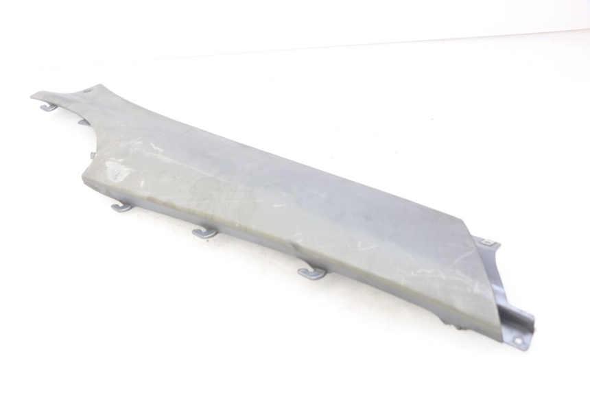 photo de BAS DE CAISSE ARRIERE DROIT PIAGGIO X9 EVOLUTION 125 (2003 - 2007) - Gros plan technique