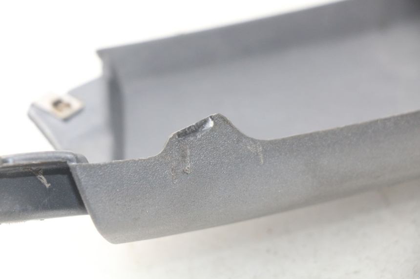 photo de BAS DE CAISSE ARRIERE DROIT PIAGGIO X9 125 (2000 - 2003) - Gros plan technique