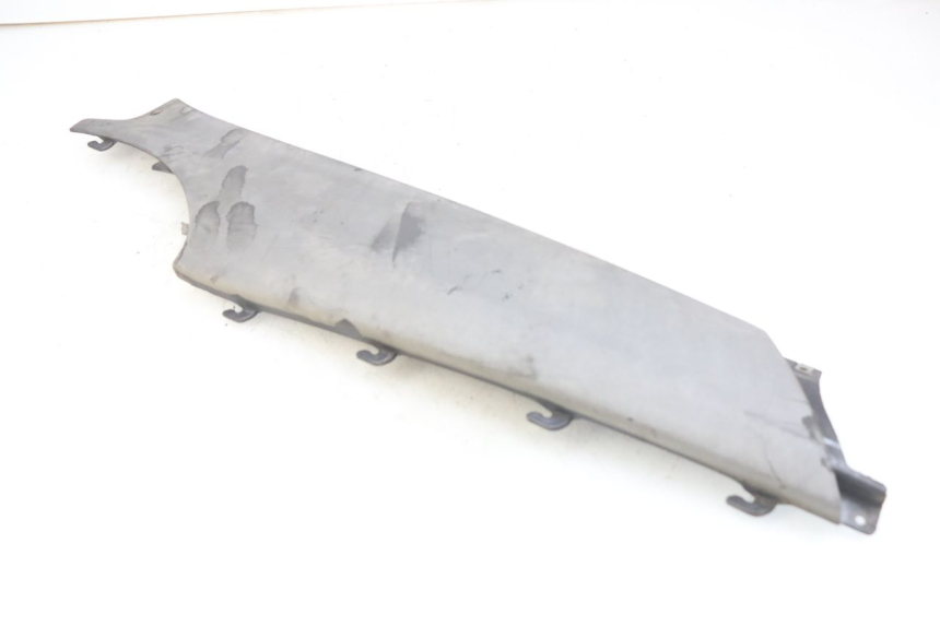 photo de BAS DE CAISSE ARRIERE DROIT PIAGGIO X9 125 (2000 - 2003) - Gros plan technique