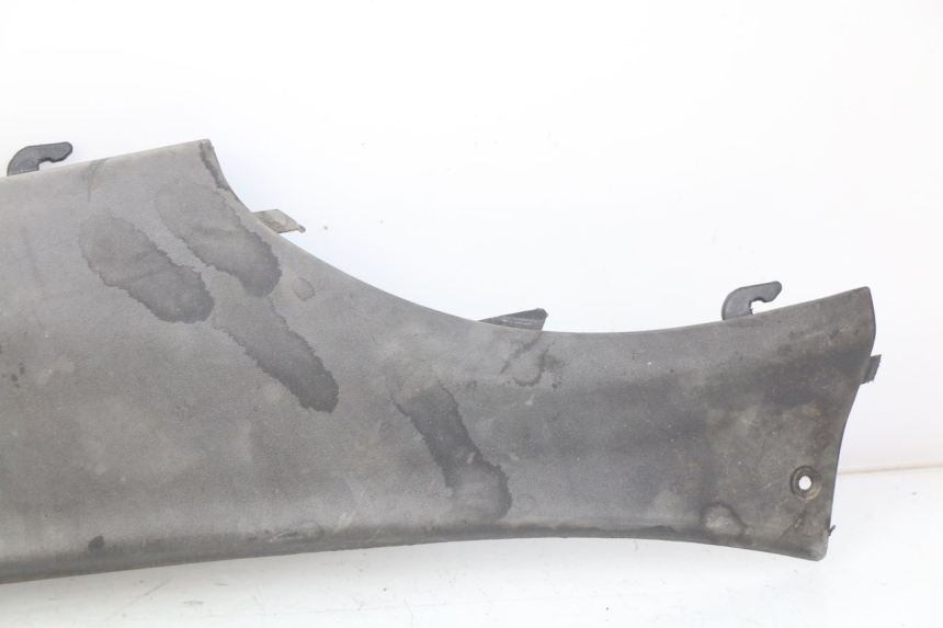 photo de BAS DE CAISSE ARRIERE DROIT PIAGGIO X9 125 (2000 - 2003) - Points de fixation