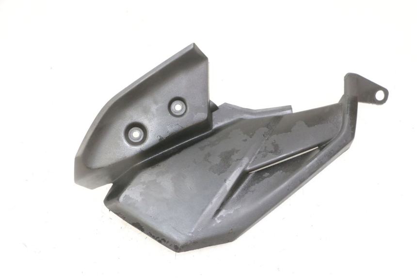 photo de BAS DE CAISSE ARRIERE DROIT YAMAHA YP X-MAX XMAX 400 (2014 - 2017) - Gros plan technique