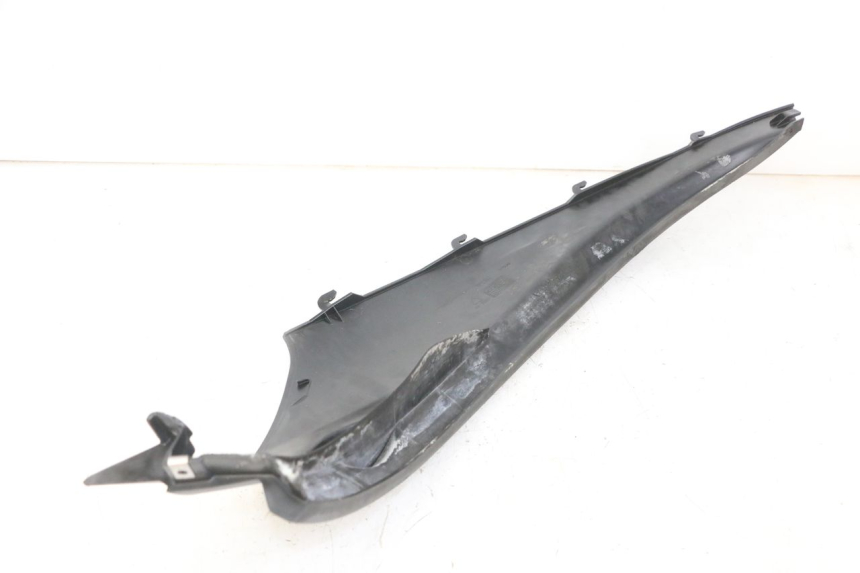 photo de BAS DE CAISSE ARRIERE GAUCHE PIAGGIO MP3 LT 300 (2010 - 2016) - Gros plan technique