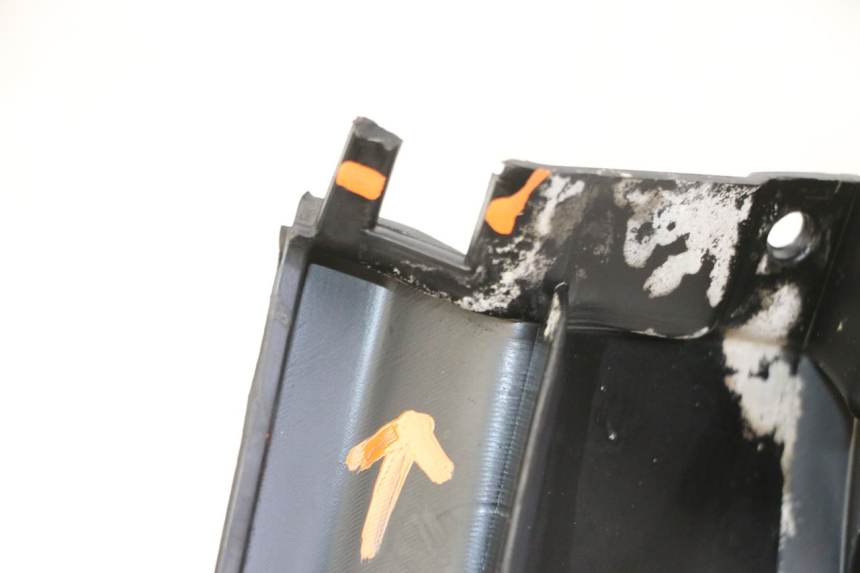 photo de BAS DE CAISSE ARRIERE GAUCHE PIAGGIO MP3 LT 400 (2007 - 2012) - Zoom état d’usage