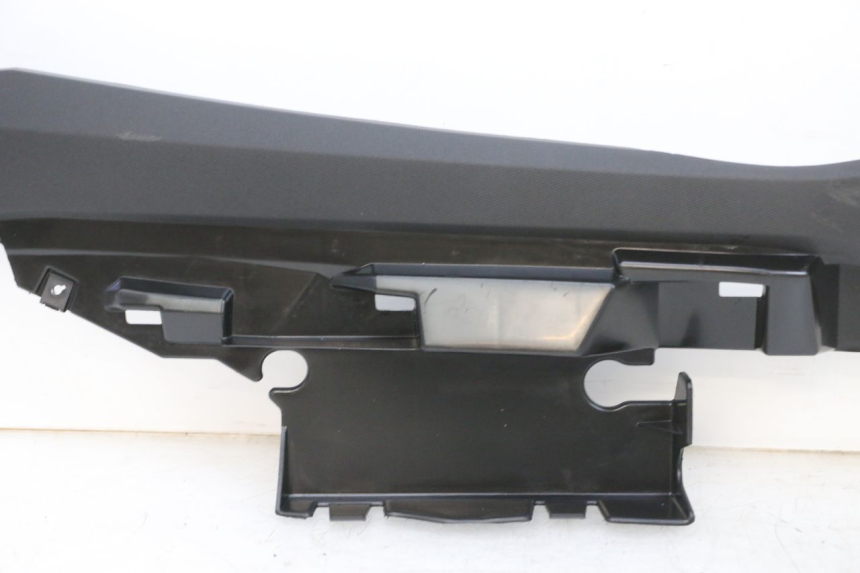 photo de BAS DE CAISSE ARRIERE GAUCHE YAMAHA TRICITY 300 (2020 - 2024) - Marquages et références