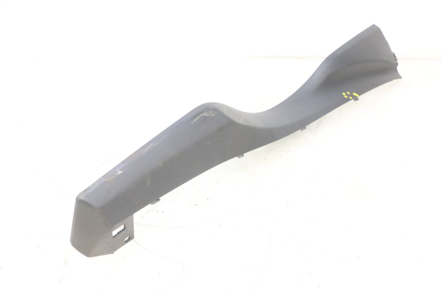 photo de BAS DE CAISSE DROIT SUZUKI BURGMAN 125 (2007 - 2014) - Gros plan technique