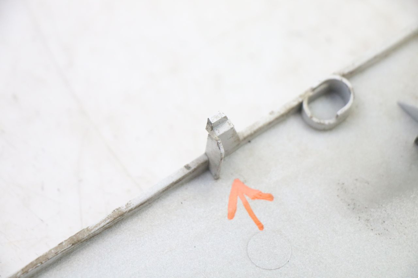 photo de BAS DE CAISSE DROIT SYM FIDDLE 3 III 125 (2014 - 2020) - Marquages et références