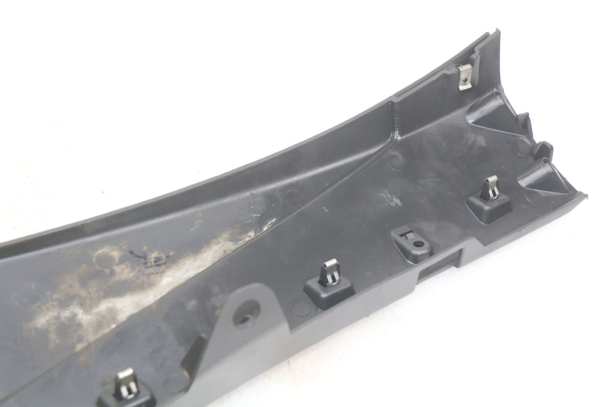 photo de BAS DE CAISSE DROIT PIAGGIO FLY 4T 50 (2013 - 2017) - Gros plan technique