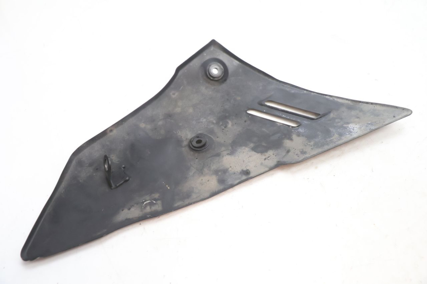 photo de BAS DE CAISSE DROIT SUZUKI GSR 600 (2005 - 2012) - Gros plan technique