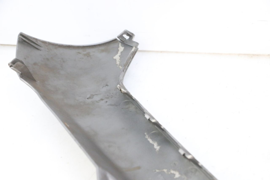 photo de BAS DE CAISSE DROIT PIAGGIO MP3 LT 300 (2010 - 2016) - Gros plan technique