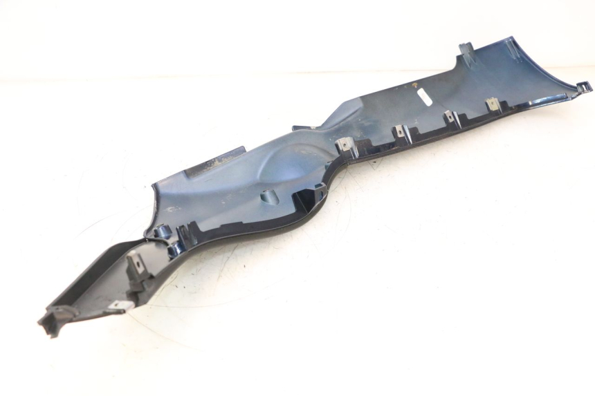 photo de BAS DE CAISSE DROIT PIAGGIO MP3 LT 400 (2007 - 2012) - Gros plan technique