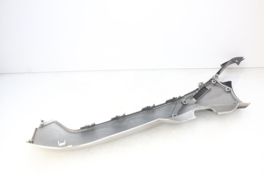 photo de BAS DE CAISSE DROIT PIAGGIO MP3 500 (2014 - 2017) - Gros plan technique