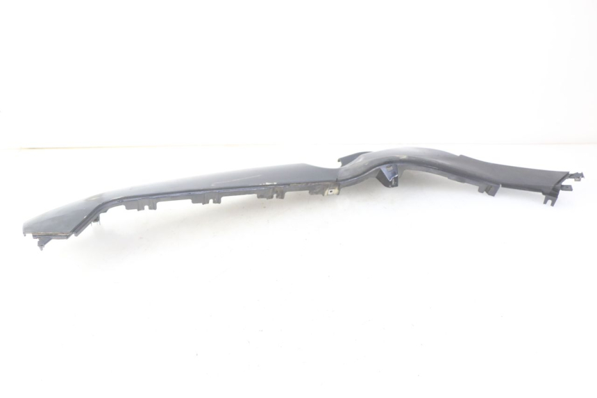 photo de BAS DE CAISSE DROIT PIAGGIO MP3 125 (2006 - 2014) - Gros plan technique