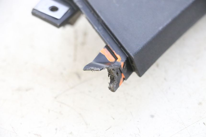 photo de BAS DE CAISSE DROIT PIAGGIO MP3 RL 250 (2006 - 2010) - Zoom état d’usage