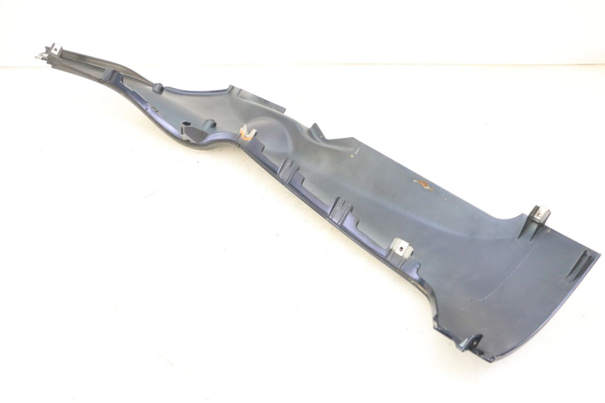 photo de BAS DE CAISSE DROIT PIAGGIO MP3 RL 250 (2006 - 2010) - Gros plan technique