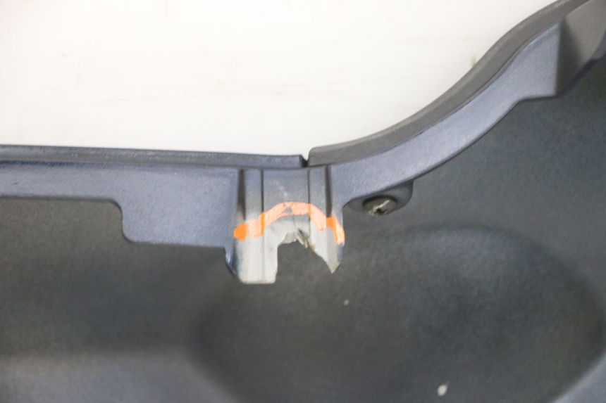 photo de BAS DE CAISSE DROIT PIAGGIO MP3 RL 250 (2006 - 2010) - Points de fixation