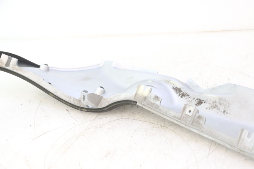 photo de BAS DE CAISSE DROIT PIAGGIO MP3 125 (2006 - 2014) - Gros plan technique