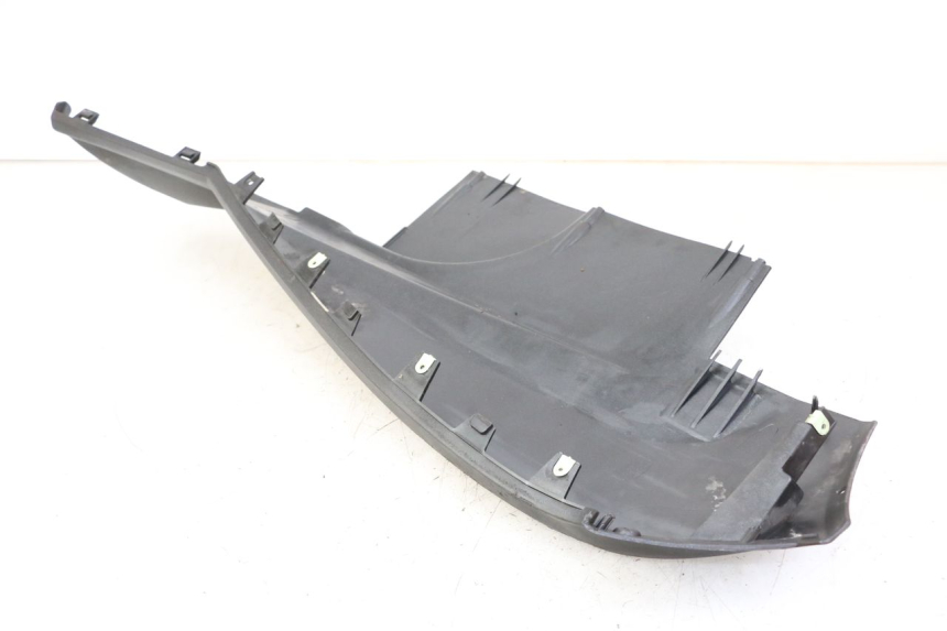 photo de BAS DE CAISSE DROIT PEUGEOT SATELIS 125 (2013 - 2018) - Gros plan technique