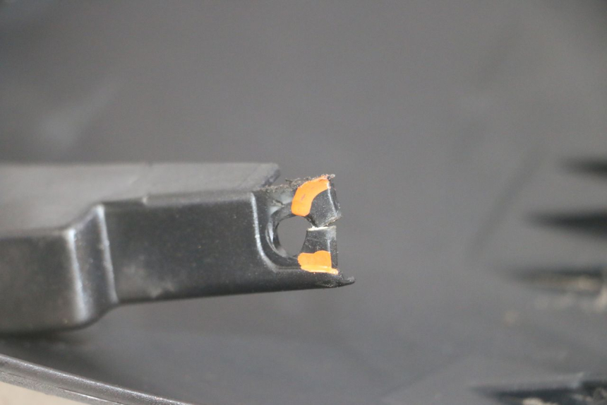 photo de BAS DE CAISSE DROIT PEUGEOT SATELIS 125 (2013 - 2018) - Marquages et références