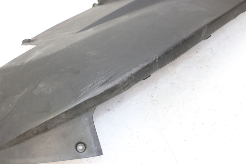 photo de BAS DE CAISSE DROIT PEUGEOT SATELIS 125 (2006 - 2009) - Gros plan technique