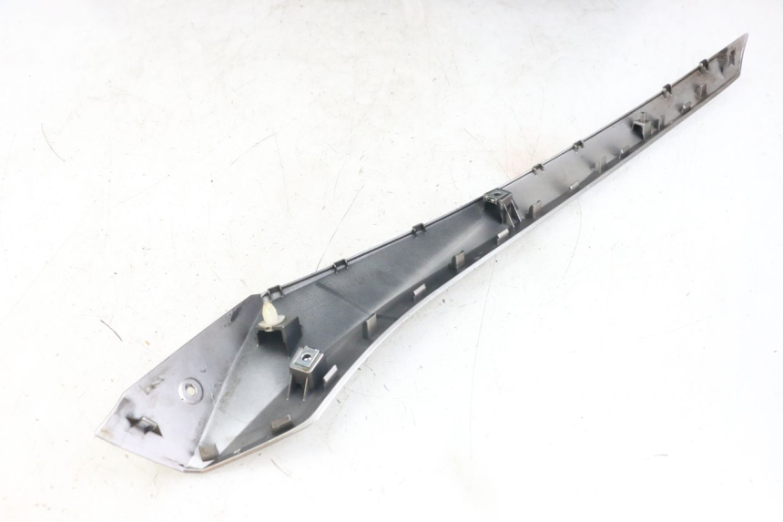 photo de BAS DE CAISSE DROIT YAMAHA XMAX X-MAX ABS 125 (2017 - 2020) - Détail de la pièce