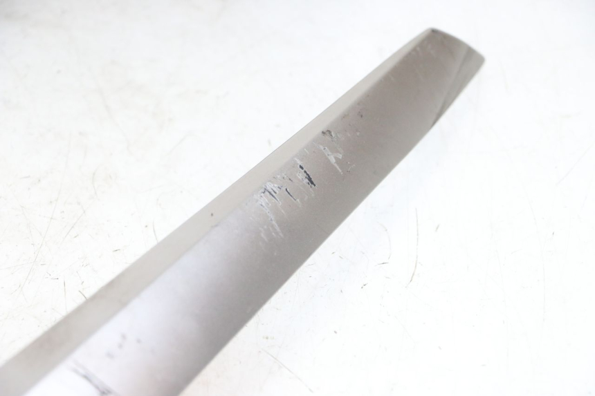 photo de BAS DE CAISSE DROIT YAMAHA XMAX X-MAX ABS 125 (2017 - 2020) - Gros plan technique