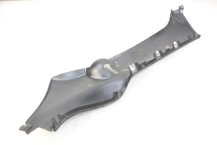 photo de BAS DE CAISSE DROIT PIAGGIO XEVO - X EVO 125 (2007 - 2017) - Gros plan technique