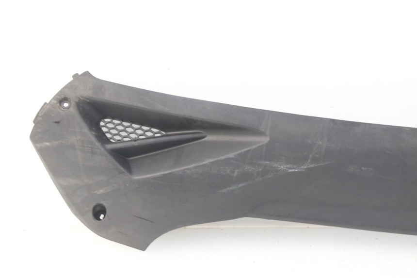 photo de BAS DE CAISSE GAUCHE KYMCO AGILITY CITY 4T 50 (2008 - 2016) - Gros plan technique