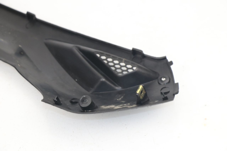 photo de BAS DE CAISSE GAUCHE KYMCO AGILITY CITY 50 (2008 - 2016) - Gros plan technique