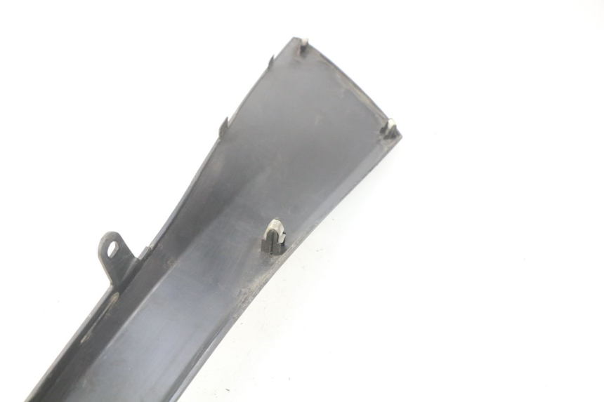 photo de BAS DE CAISSE GAUCHE SUZUKI AN BURGMAN 400 (2006 - 2010) - Autre angle de vue