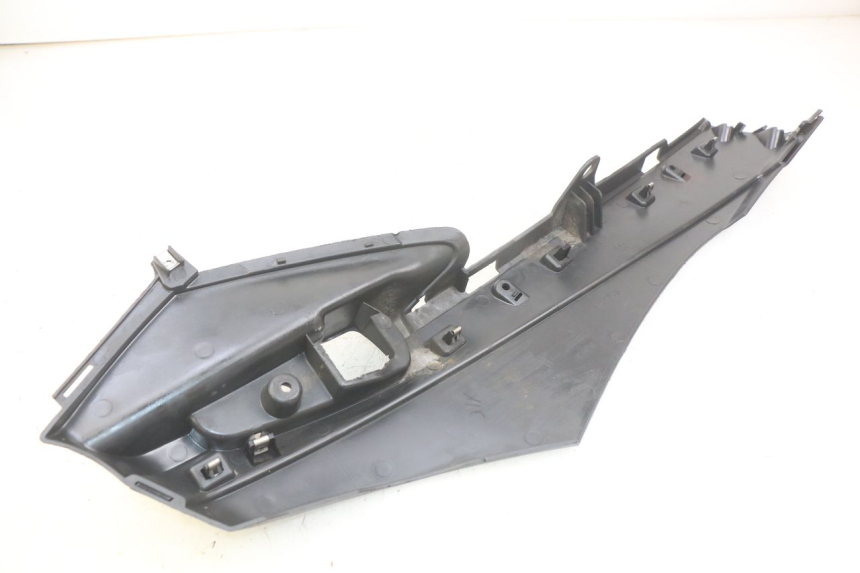 photo de BAS DE CAISSE GAUCHE PIAGGIO FLY 4T 50 (2013 - 2017) - Gros plan technique