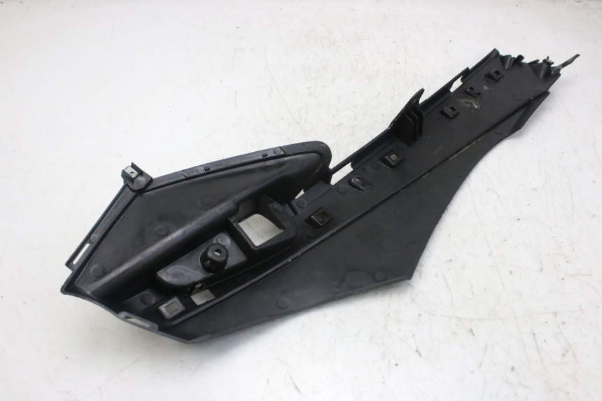 photo de BAS DE CAISSE GAUCHE PIAGGIO FLY 4T 50 (2013 - 2017) - Gros plan technique