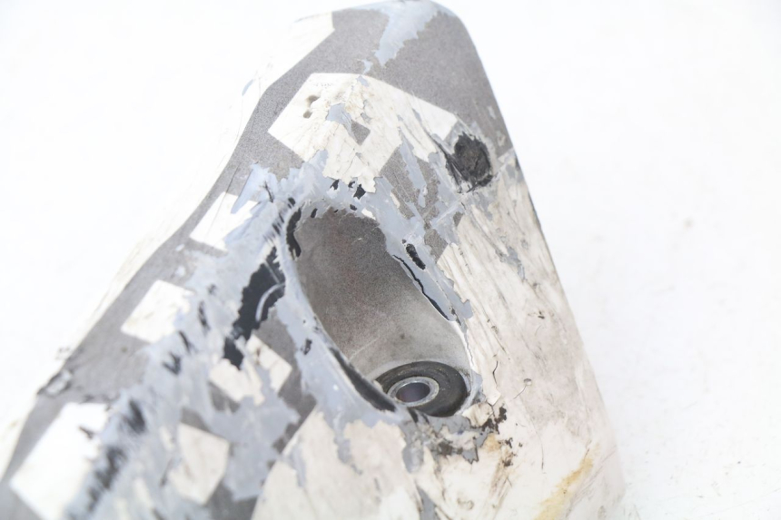 photo de BAS DE CAISSE GAUCHE YAMAHA FZ8 800 (2010 - 2016) - Gros plan technique