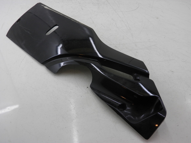 photo de BAS DE CAISSE GAUCHE HONDA FES PANTHEON 125 (2003 - 2007) - Gros plan technique