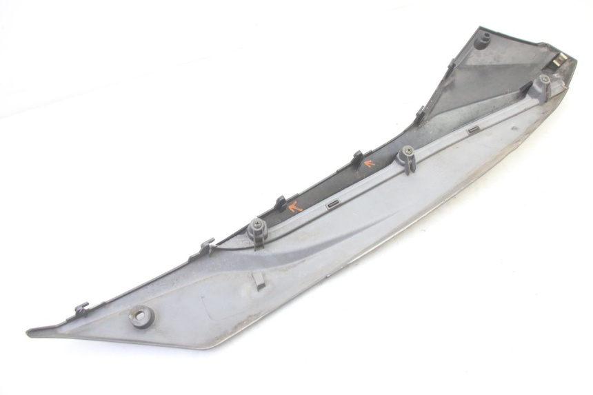 photo de BAS DE CAISSE GAUCHE SYM JET 14 4T 50 (2018 - 2022) - Gros plan technique