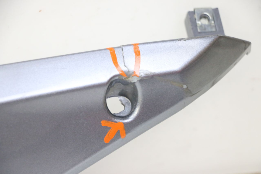 photo de BAS DE CAISSE GAUCHE SYM JOYMAX 125 (2010 - 2017) - Vue rapprochée