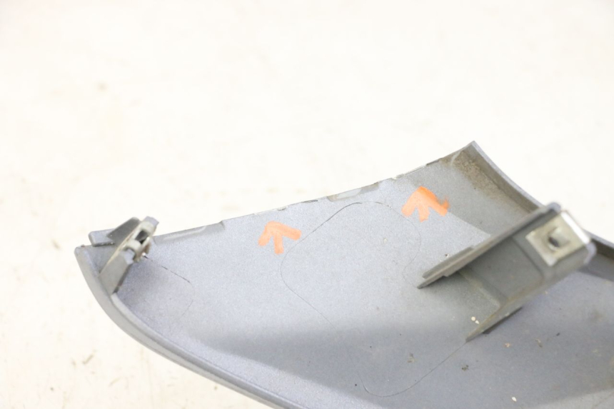 photo de BAS DE CAISSE GAUCHE SYM JOYMAX 125 (2010 - 2017) - Gros plan technique