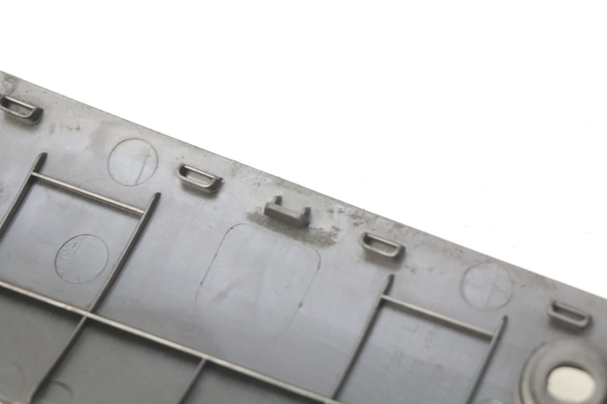 photo de BAS DE CAISSE GAUCHE PEUGEOT KISBEE 4T 50 (2010 - 2017) - État de surface