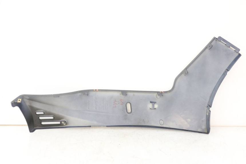 photo de BAS DE CAISSE GAUCHE KYMCO XCITING 500 (2007 - 2010) - Gros plan technique