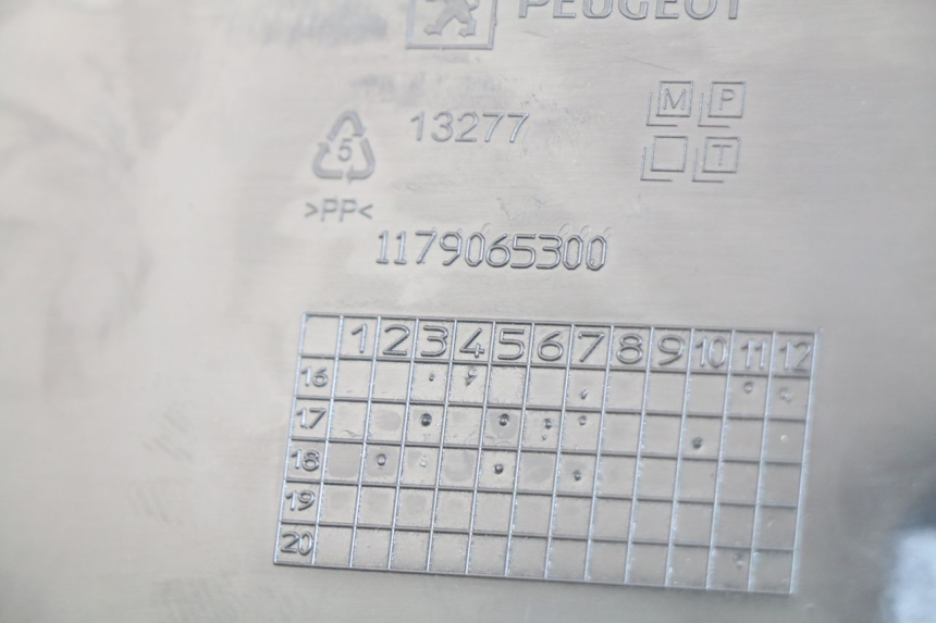 photo de BAS DE CAISSE GAUCHE PEUGEOT METROPOLIS 400 (2017 - 2020) - Détail de la pièce