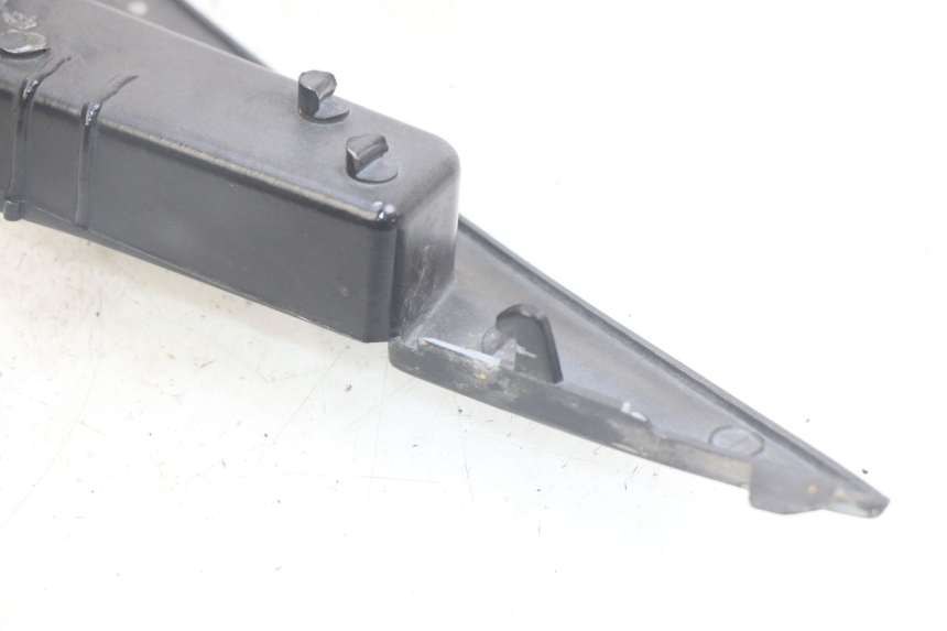 photo de BAS DE CAISSE GAUCHE SYM MIO 50 (2011 - 2017) - Gros plan technique