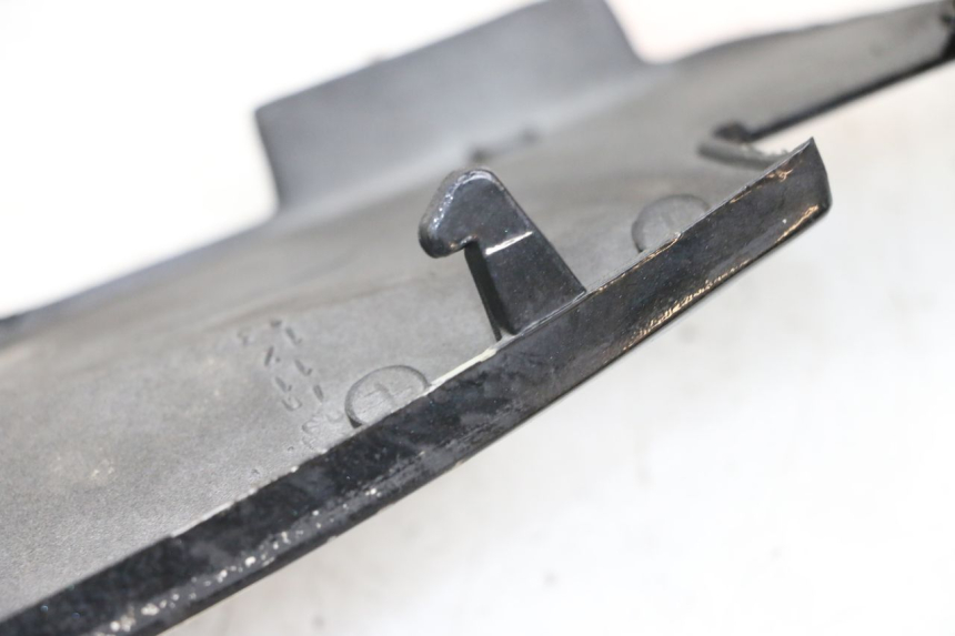 photo de BAS DE CAISSE GAUCHE SYM MIO 50 (2005 - 2010) - Détail de la pièce