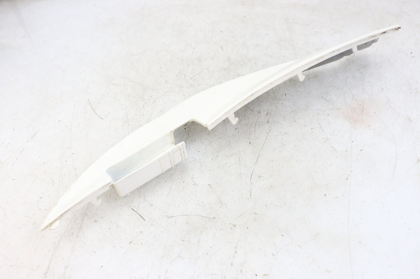 photo de BAS DE CAISSE GAUCHE SYM MIO 50 (2011 - 2017) - Gros plan technique