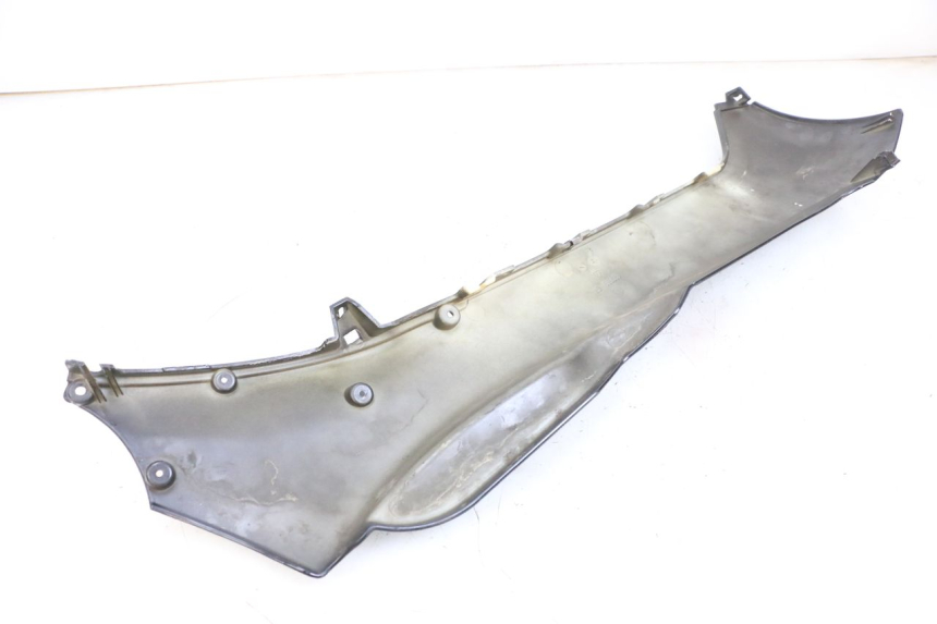 photo de BAS DE CAISSE GAUCHE PIAGGIO MP3 125 (2006 - 2014) - Gros plan technique