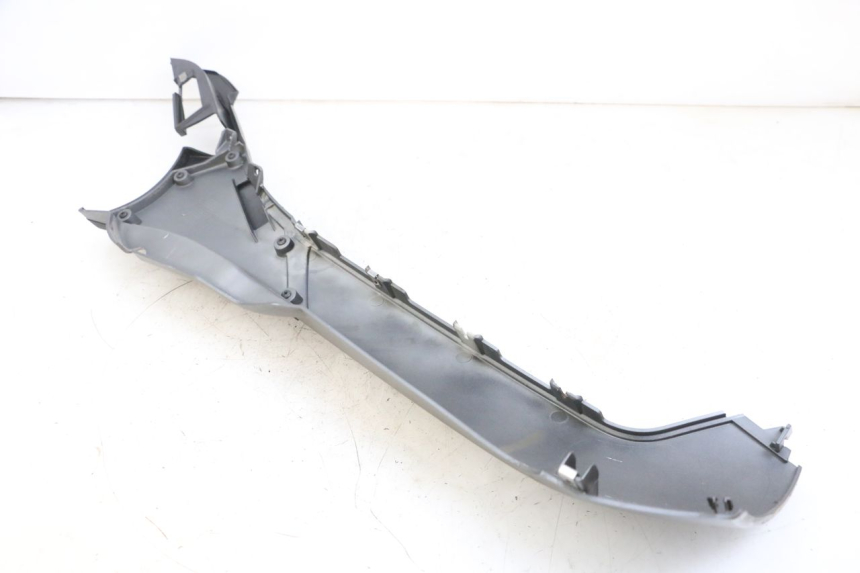 photo de BAS DE CAISSE GAUCHE PIAGGIO MP3 500 (2016 - 2018) - Gros plan technique