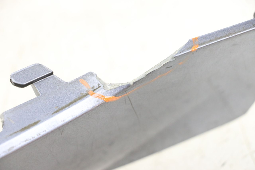 photo de BAS DE CAISSE GAUCHE PEUGEOT BELVILLE 125 (2017 - 2021) - Zoom état d’usage