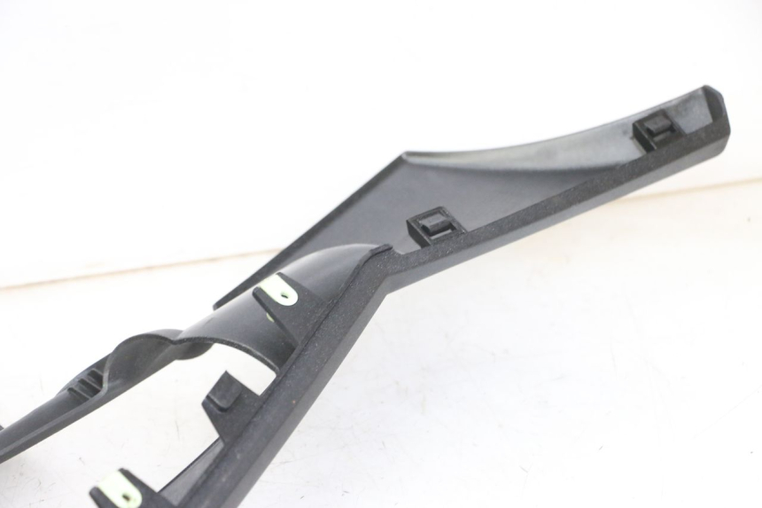 photo de BAS DE CAISSE GAUCHE PEUGEOT SATELIS 125 (2013 - 2018) - Points de fixation