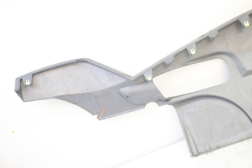 photo de BAS DE CAISSE GAUCHE PEUGEOT SATELIS 250 (2006 - 2012) - Gros plan technique