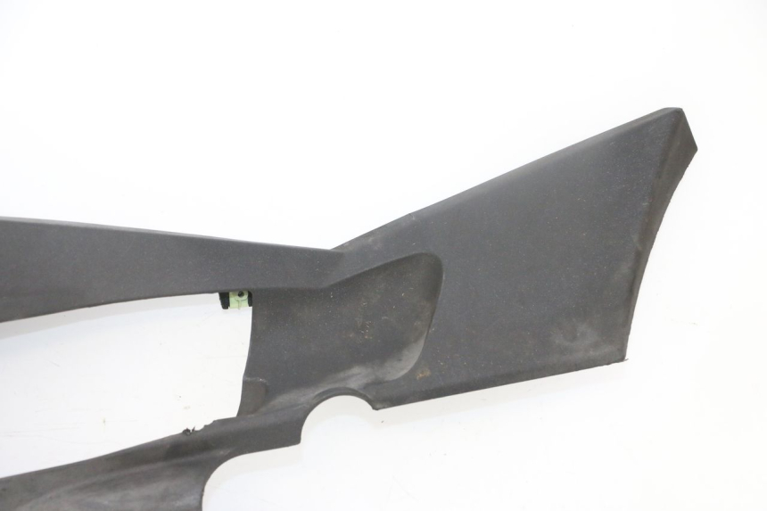 photo de BAS DE CAISSE GAUCHE PEUGEOT SATELIS 125 (2013 - 2018) - Vue rapprochée