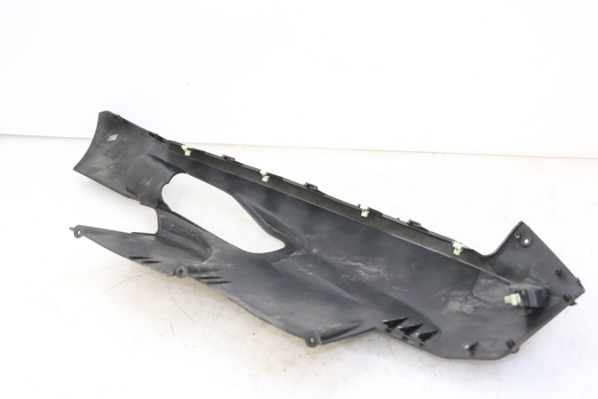 photo de BAS DE CAISSE GAUCHE PEUGEOT SATELIS 125 (2013 - 2018) - Gros plan technique