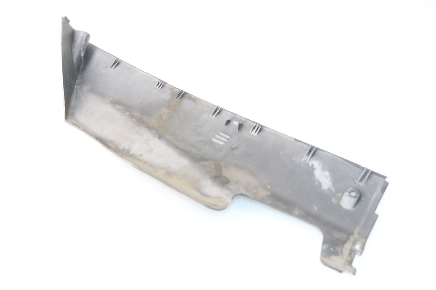 photo de BAS DE CAISSE GAUCHE MBK SKYLINER 125 (2004 - 2007) - Gros plan technique